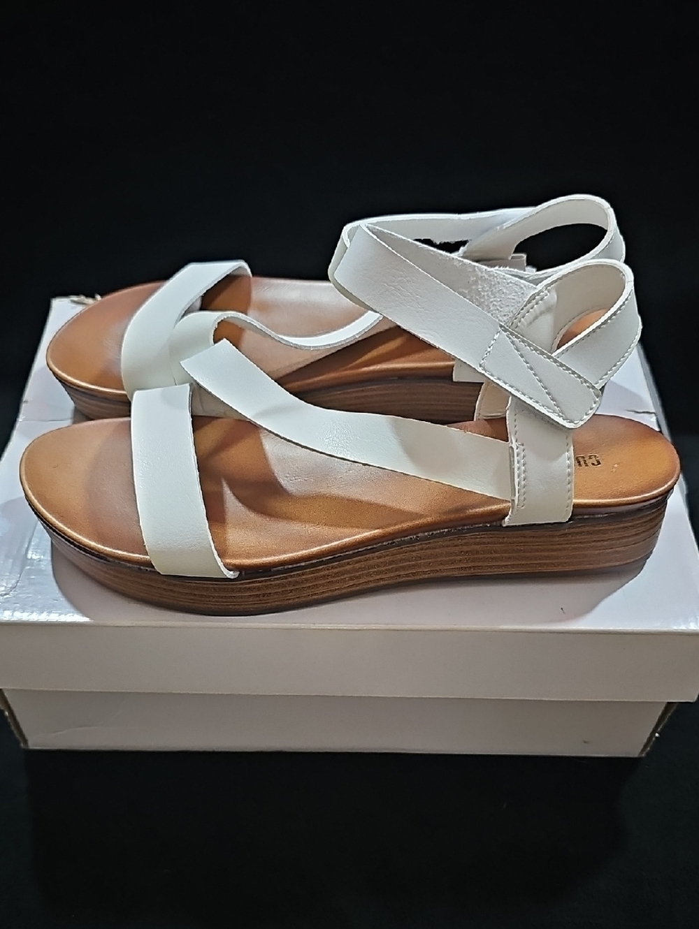*Brand New* Cushionaire Saga Platform Sandals